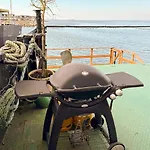 Converted Island Ferry With Sea Access In スタイ