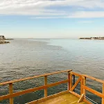 בית נופש Converted Island Ferry With Sea Access In סטגה