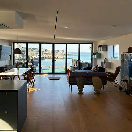 بيت للعطل Converted Island Ferry With Sea Access In Stege شتايغ