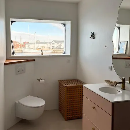 Converted Island Ferry With Sea Access In بيت للعطل شتايغ