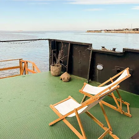 Converted Island Ferry With Sea Access In * スタイ