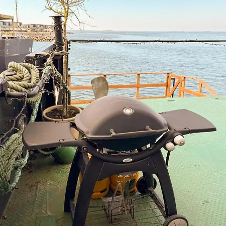 Converted Island Ferry With Sea Access In شتايغ