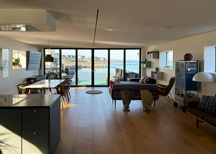 بيت للعطل Converted Island Ferry With Sea Access In Stege شتايغ