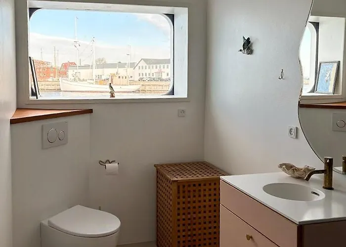 Converted Island Ferry With Sea Access In Stege بيت للعطل شتايغ